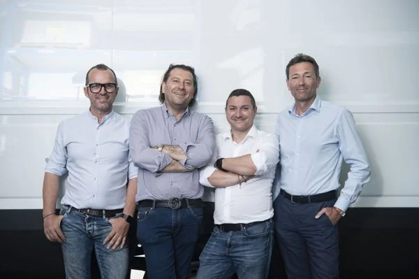 Staff Silor Foto di alcuni componenti dello staff di Silor sorridenti davanti a un furgone