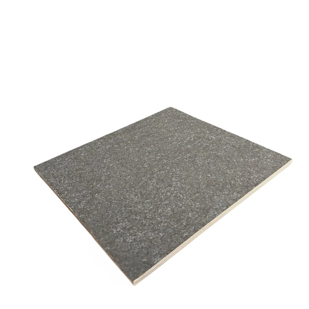 Legno di betulla, spessore 9 mm (7 strati), con rivestimento superficiale antiscivolo e antigraffio